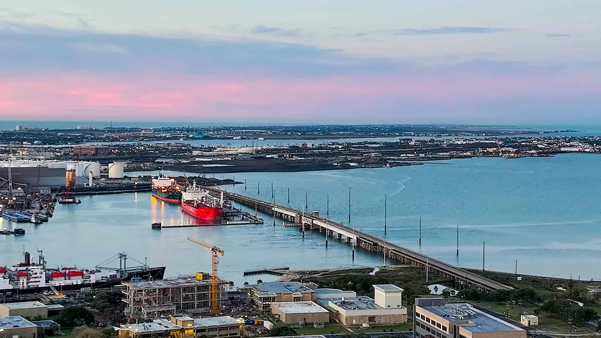 Pelican Island land-bridge alignment connecting Galveston’s port and Texas A&M–Galveston with potential ring-barrier extensions.