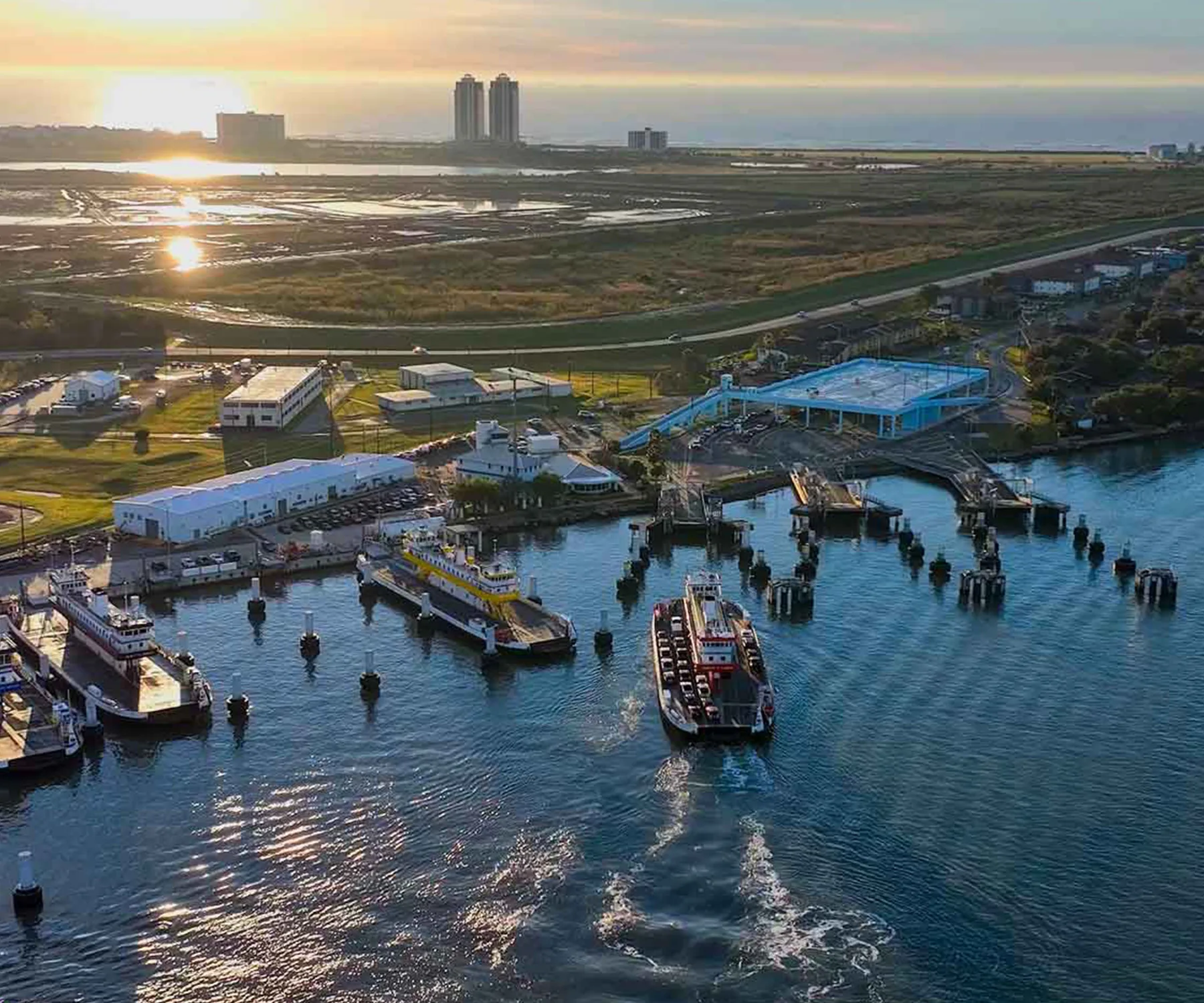 Pelican Island land-bridge alignment connecting Galveston’s port and Texas A&M–Galveston with potential ring-barrier extensions.